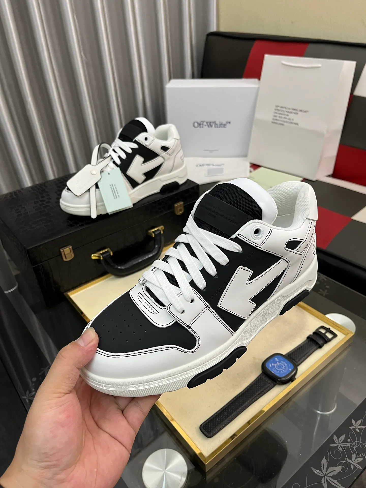 Men's shoes 💰600⌚️⌚️ OFF-White C/O VirGil Abloh fashionable and versatile casual shoes. Exclusive first release of the new model. Made of environmentally friendly cowhide leather and mesh fabric upper material. The insole is embedded with foam cushioning EVA material. The correct midsole is equipped with EVA lightweight cushioning. External tooth nail rubber outsole. The correct accessories can be customized simultaneously. Women's model: 35-40 Men's model: 39-45